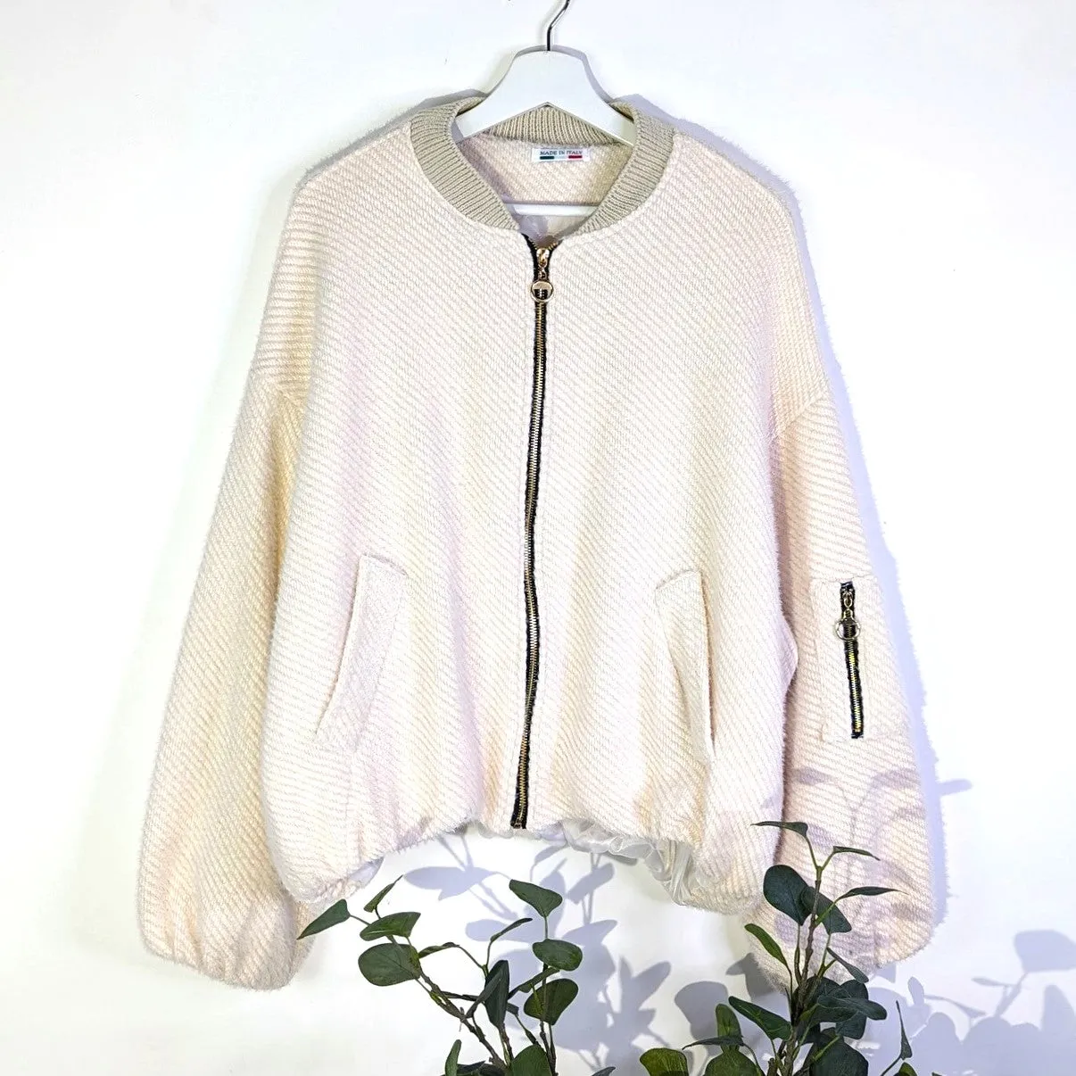 Super soft bomber jacket with pockets and golden zip element