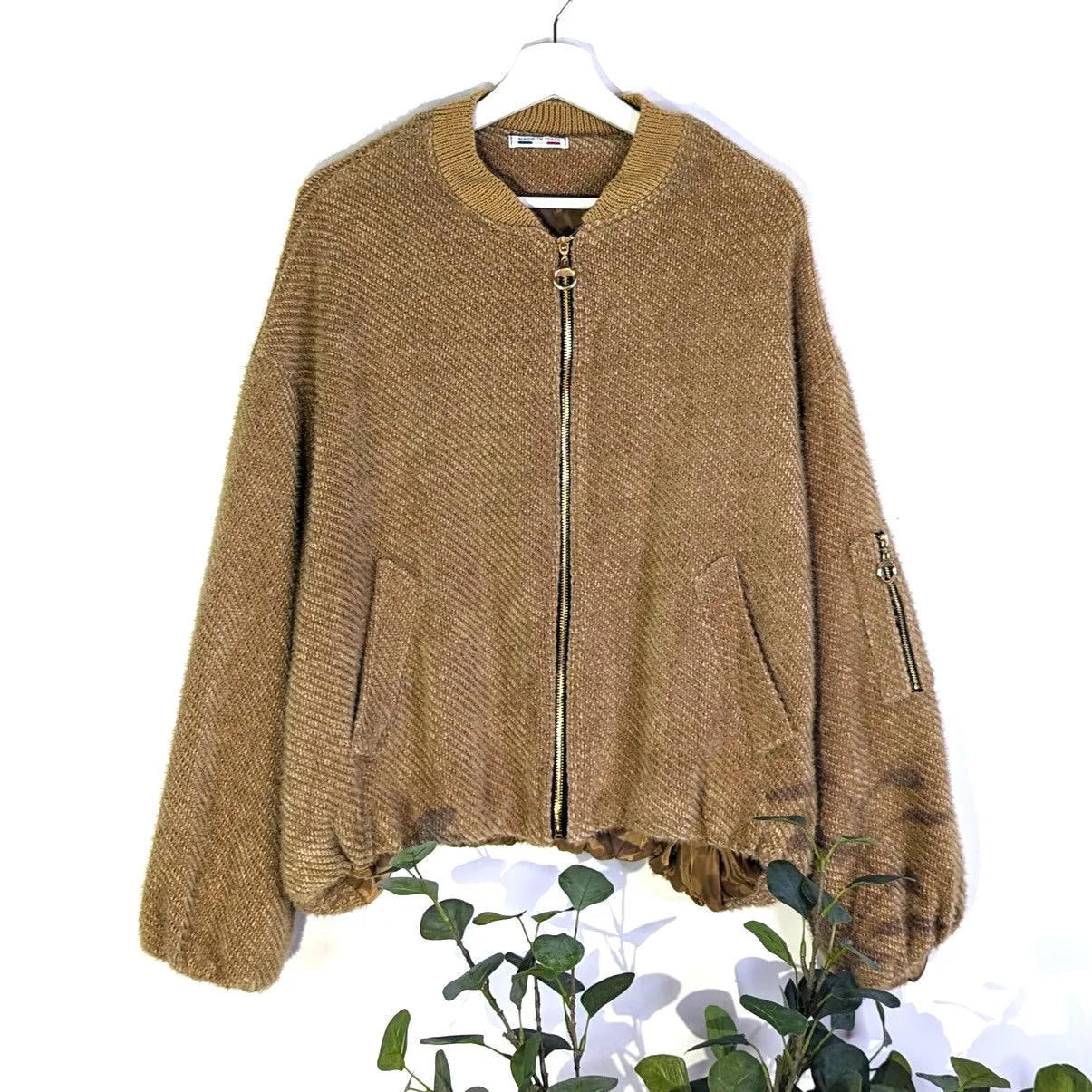 Super soft bomber jacket with pockets and golden zip element
